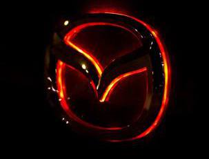 Эмблема Mazda с двухцветной светодиодной подсветкой красного и белого цвета 