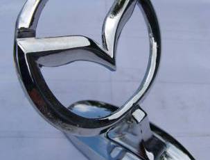 Прицел на капот с логотипом Mazda