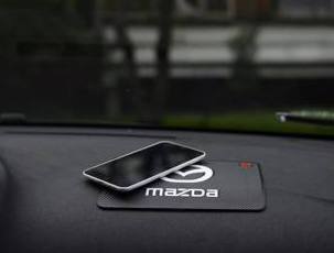 Противоскользящий коврик с логотипом Mazda