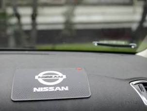 Противоскользящий коврик с логотипом Nissan 