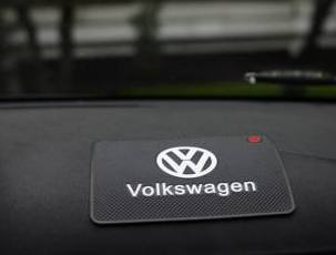 Противоскользящий коврик с логотипом VW